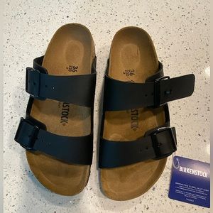 Arizona Birkenstocks in size 5 US Narrow in color Black